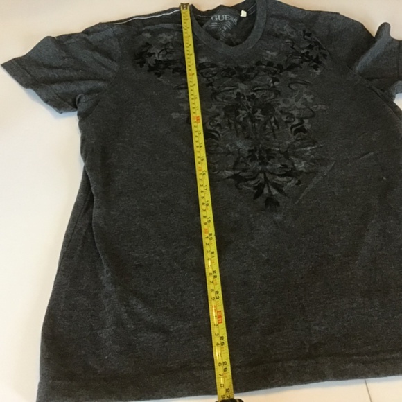 Guess men T-shirt gray & black print with V neck size M, short sleeve - Picture 6 of 8